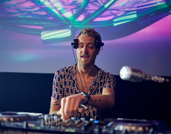 Bringing the party from Ibiza to London with The Sparkle Band's DJ and sax line-up! Bringing the party from Ibiza to London with The Sparkle Band's DJ and sax line-up!